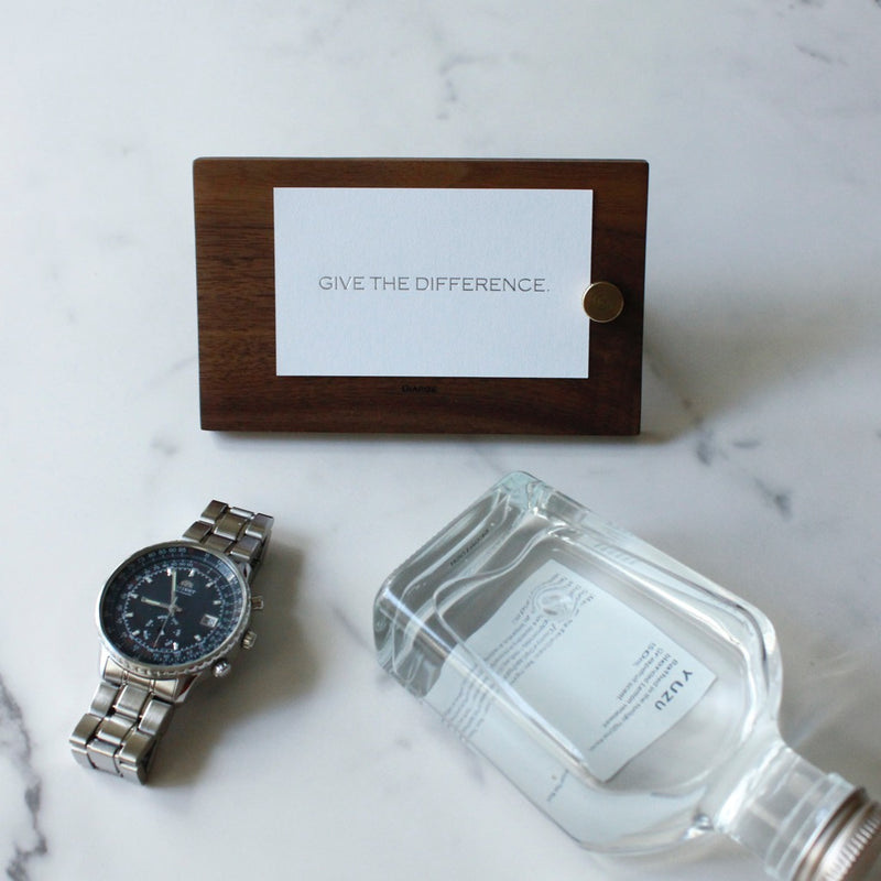 DESKTOP CARD HOLDER 13921( ウォルナットと真鍮の卓上カードホルダー)