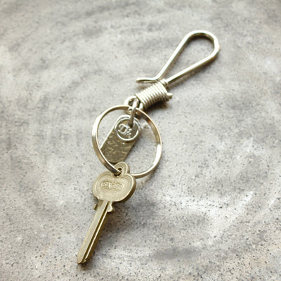 HOOK CHASING PLATE KEYRING 13316 GD (フック打ち出しプレートキーリング)
