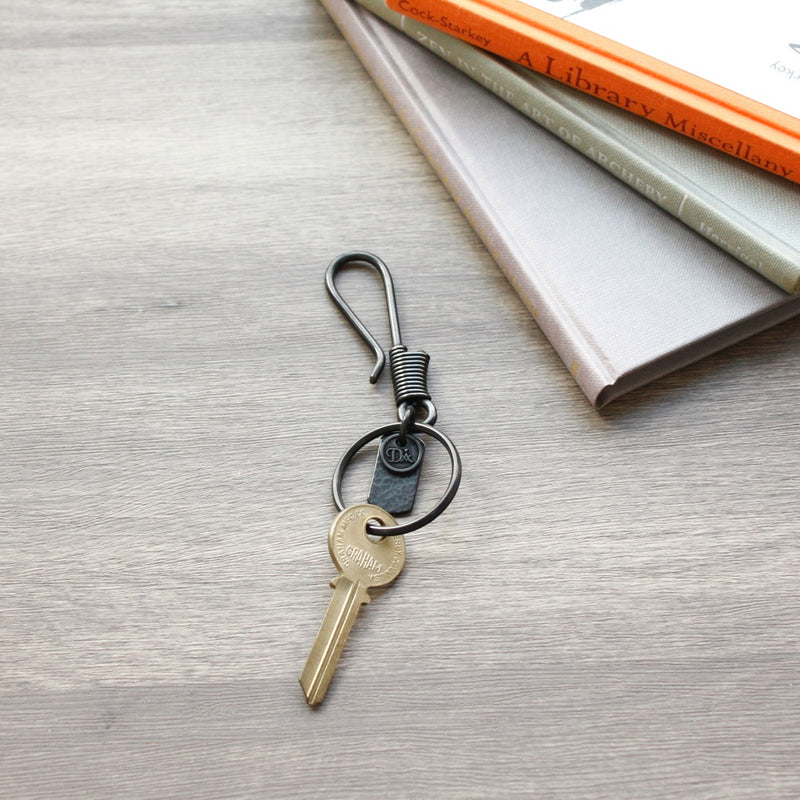 HOOK CHASING PLATE KEYRING 13316 BLK (フック打ち出しプレートキーリング)