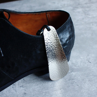 BRASS CHASING SHOEHORN (10cm) 14305 SV (真鍮打ち出し加工靴べら)