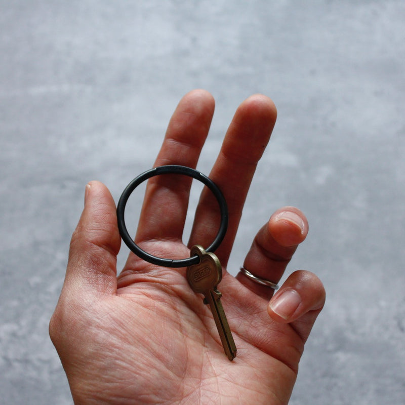ROUND KEYRING 13329 BLK (円形キーリング)