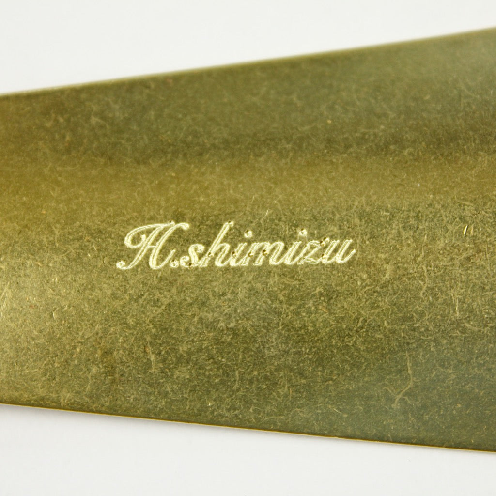 BRASS CHASING SHOEHORN (10cm) 14305 GD (真鍮打ち出し加工靴べら)