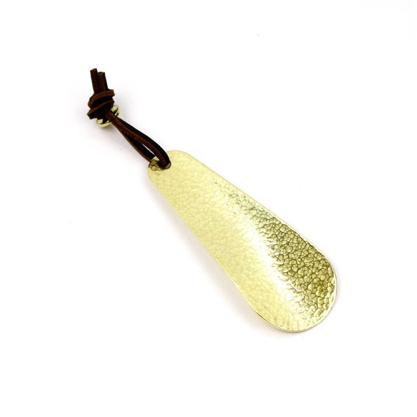 BRASS CHASING SHOEHORN (10cm) 14305 GD (真鍮打ち出し加工靴べら)
